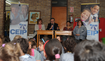 Autoridades con alumnos preescolares