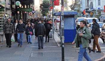 Gente transitando por avenida 18 de julio, Montevideo