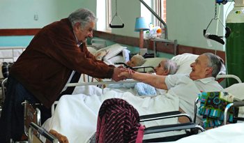 El Presidente José Mujica saluda a uno de los internos del hospital Dr. Luis Piñeyro del Campo