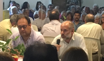 El intendente de Paysandú, Guillermo Caraballo, el presidente de OSE, Milton Machado, y vecinos beneficiados