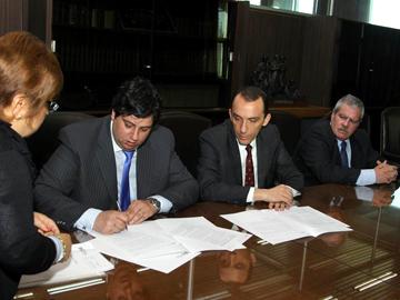 Autoridades en firma de convenio