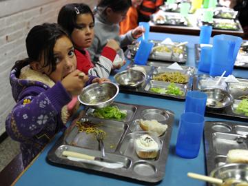 Niños almorzando en el comedor escolar