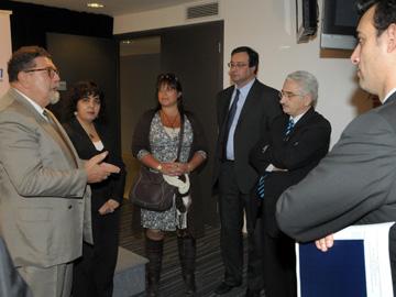autoridades dialogando antes de la conferencia