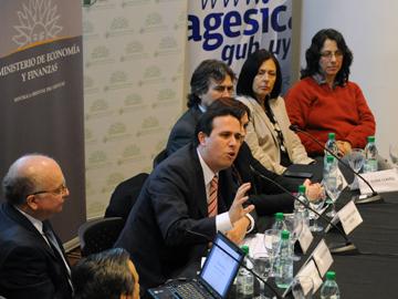 Autoridades en la instalación del Consejo Asesor de Salud.uy