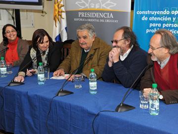 Presidente de la República José Mujica y otras autoridades nacionales en la inauguración del centro "El Paso"