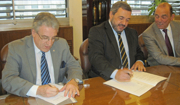 Scavarelli, Bergara y Gamarra en firma de convenio.