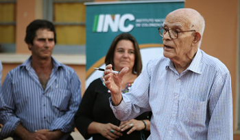 Magíster Miguel Soler, junto a directora del INC, Jaqueline Gómez y beneficiarios.