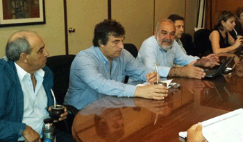 El presidente de ANEP, Wilson Netto, flanqueados por el intendente de Cerro Largo, Sergio Botana, y otras autoridades explica propuesta educativa