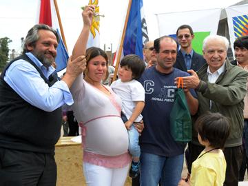 Eliana Zamora y su familia reciben la llave de su nueva vivienda de manos del ministro Beltrame