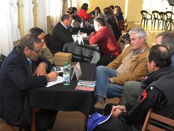 Autoridades del MEC recibiendo las consultas y propuestas de los vecinos