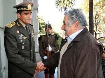 El Presidente Mujica recibe el saludo del General Rosales