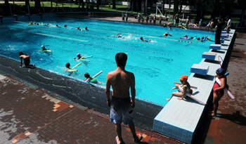 Niños y adeolescentes practican natación en piscina municipal de Montevideo