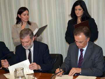 Ministro Roberto Kreimerman y presidente del BROU, Fernando Calloia