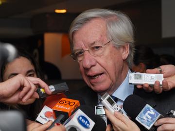 Presidente interino, Danilo Astori dialoga con medios de comunicación