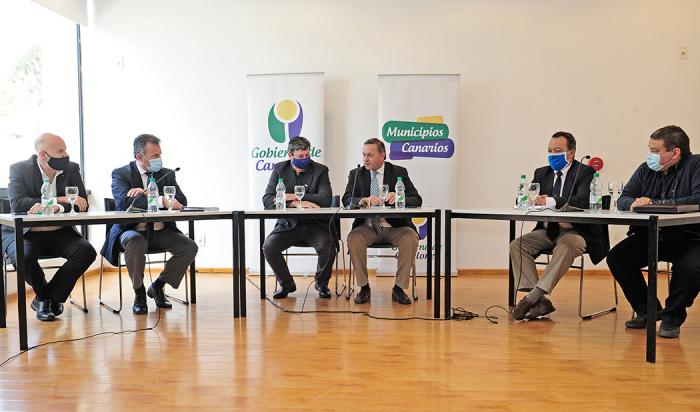 Álvaro Delgado y Daniel Salinas con intendente Tabaré Costa y autoridades departamentales