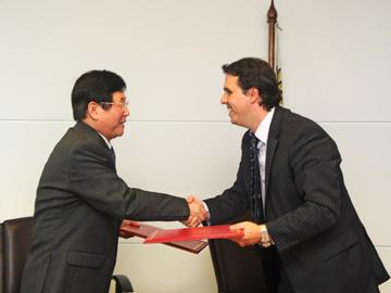 Prosecretario Diego Cánepa y embajador chino Qu Sheng