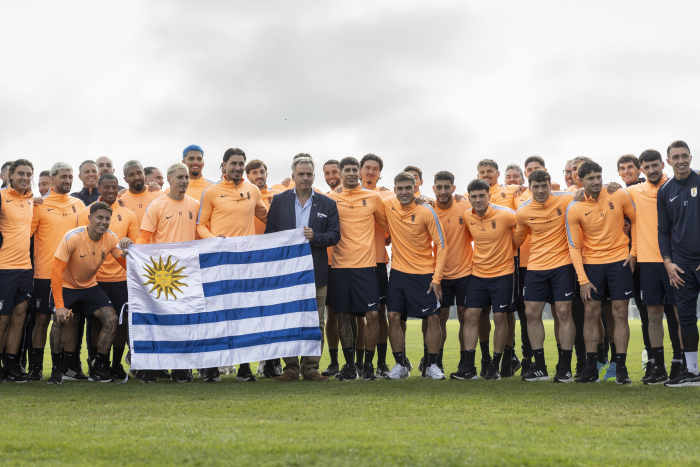 Entrega del Pabellón Nacional a la selección uruguaya de fútbol