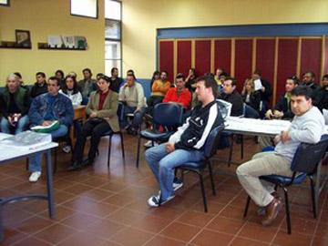 Jóvenes adultos en clase