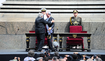 Tabaré Vázquez recibe la Banda Presidencial de manos de José Mujica