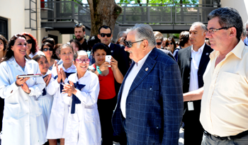 Presidente Mujica llega a la Escuela Nº 17 y es recibido por niños, padres y maestros Presidente Mujica llega a la Escuela Nº 17 y es recibido por niños, padres y maestros