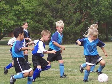 Niños y niñas, practicando deportes