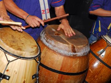 Gente tocando tambores