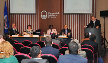 El ministro Roberto Kreimerman expone ante expertos extranjeros reunidos en Montevideo