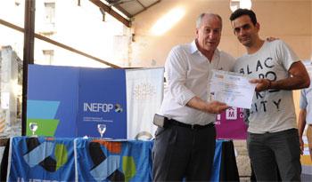 Ernesto Murro entrega certificado