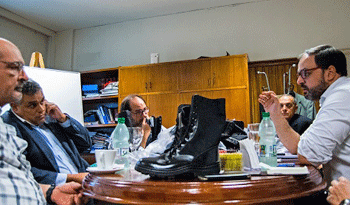 Director de Secretaría del Ministerio del Interior, Charles Carrera, con representantes de la industria del calzado