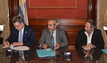 Autoridades firman memorándum