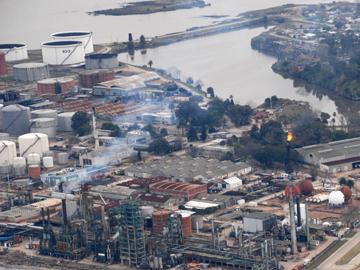 Panorámica de la refinería de ANCAP