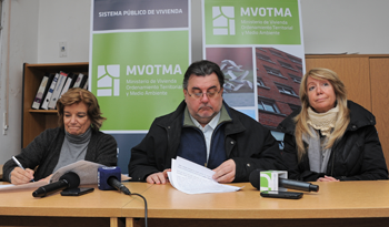 Titular del MVOTMA e intendente Eber Da Rosa en firma de convenio