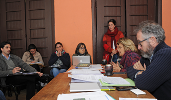 La ministra Eneida de León junto al director nacional de Vivienda, Salvador Schelotto en audiencia con vecinos