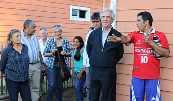 Vázquez en Rivera con familias del barrio La Pedrera