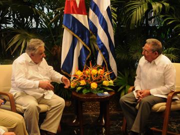 Presidentes José Mujica y Raúl Castro