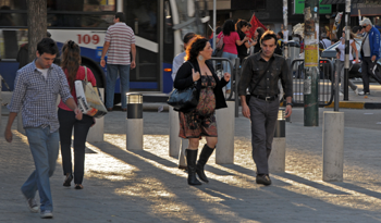 Personas caminando en calle de Montevideo Personas caminando en calle de Montevideo