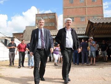 Ministros Brenta y Kreimerman recorriendo las instalaciones de la ex fábica