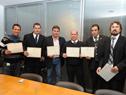Funcionarios de la Presidencia recibiendo el diploma