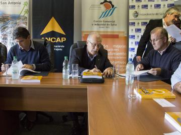Autoridades en firma de convenio para analizar la construcción del sistema de esclusas