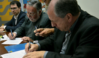 Autoridades en firma del convenio