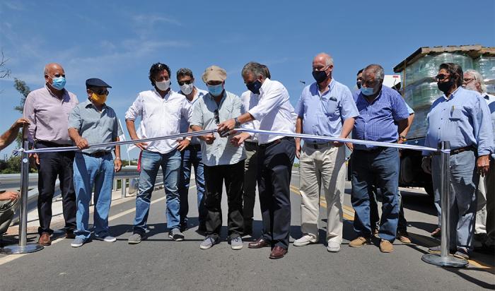 Autoridades cortan cinta de inauguración