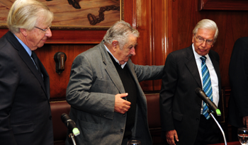 José Mujica saluda al flamante presidente del BROU, Julio César Porteiro (d), acompañado del Danilo Astori (i) José Mujica saluda al flamante presidente del BROU, Julio César Porteiro (d), acompañado del Danilo Astori (i)