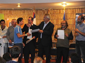 Autoridades y participantes en la entrega de premios del fondo concursable Obra Joven
