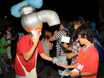 Entrega de agua en el Teatro de Verano