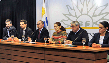 Conferencia de prensa de Juan Andrés Roballo y otros funcionarios