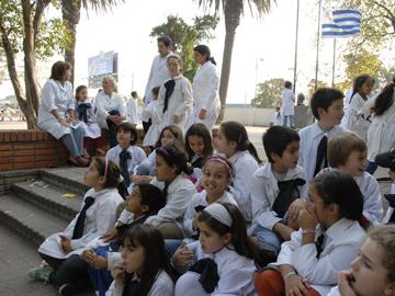 Escolares sentados