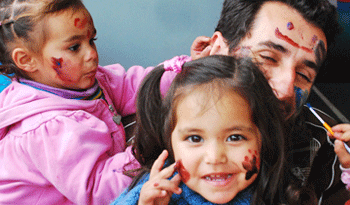 Padre con sus hijas, foto de archivo