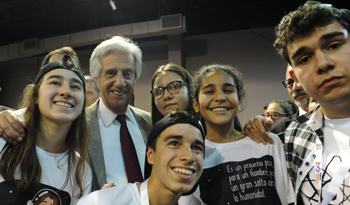 Tabaré Vázquez junto a participantes de la Olimpíada de Robótica