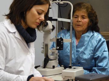 Paciente y doctora en consulta médica
