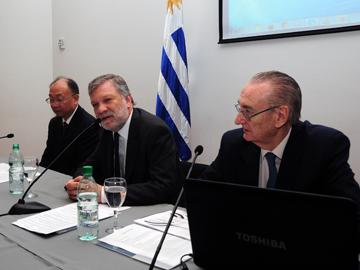 Ministro Kreimerman, gerente de inversiones de Uruguay XXI, Roberto Benech, y economista, Zhou Zixue
